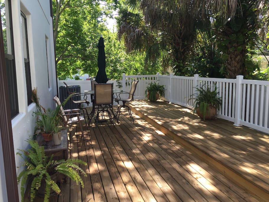 Large fenced-in side deck. Comes with Cornhole.