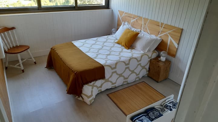 חדר עם מיטה זוגית 