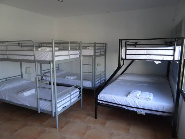 غرفة في الطابق السفلي تسع 9 أشخاص. مثالية لجميع الأطفال للنوم معًا