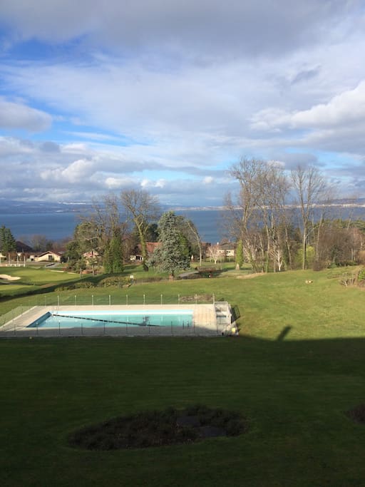 Sur le golf d'Evian, dominant le lac Leman et face aux montagnes suisses!
