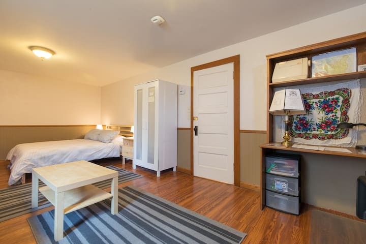 Comfortable & Cozy Space in South Minneapolis