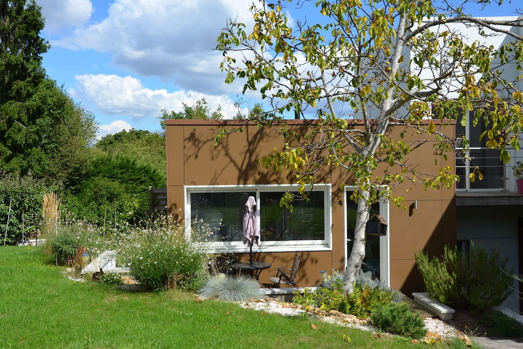 Une terrasse privative ainsi que le jardin sont à votre disposition