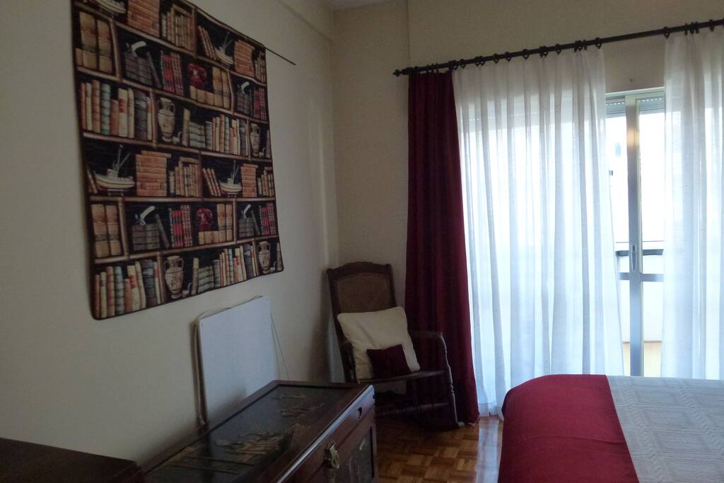 Quarto de casal com aquecedor de parede.