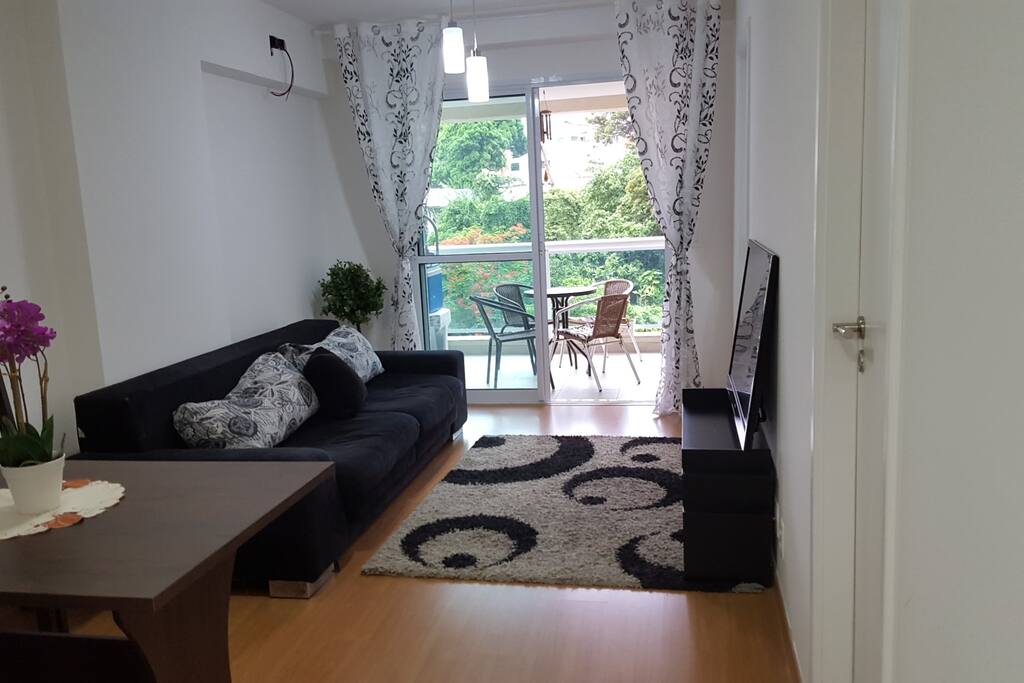 SALA COM POLTRONA PARA CINCO LUGARES, MESA COM 4 CADEIRAS TV E WIFI