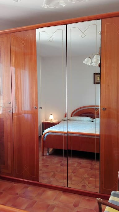 camera con letto matrimoniale + eventuale lettino pieghevole per bimbo