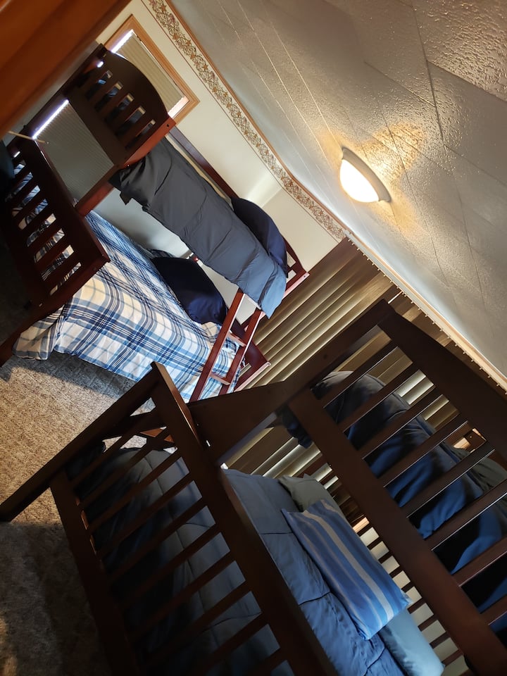 בחדר השינה יש שתי מיטות. לשניהם יש תחתית מלאה. מזרנים נוחים מאוד שהם חדשים לגמרי.