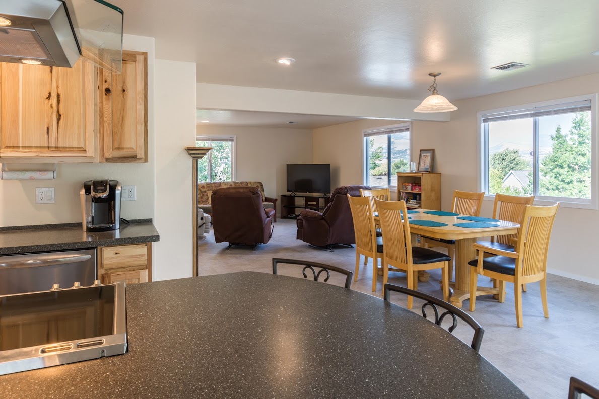 เป็นส่วนหนึ่งของกิจกรรมหรือมีพื้นที่เป็นของตัวเอง โต๊ะรับประทานอาหารขยายเป็น 10 ที่นั่ง