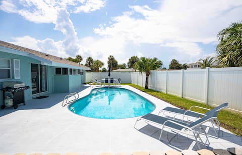 Chic Beach House  Heated Pool Pet & Kid Friendly