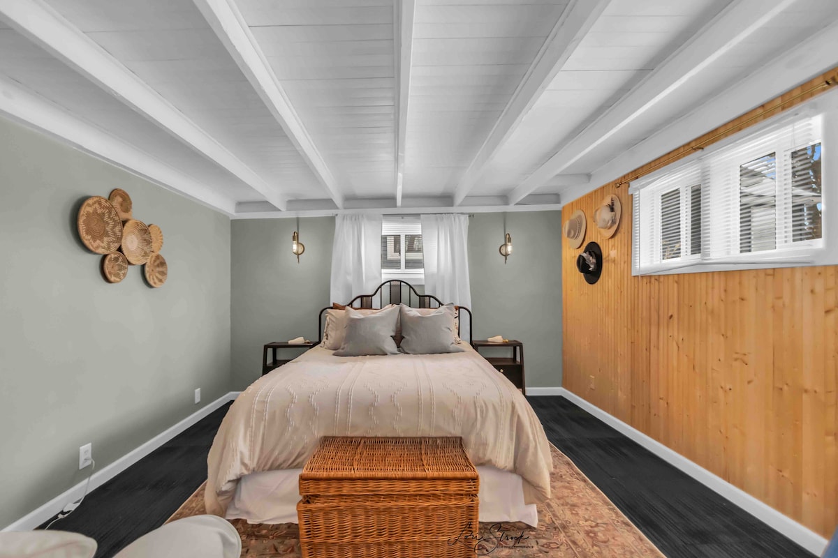 Dormitorio principal. Cama tamaño queen.