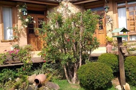Chale Larissa!  Chale  rustico, rodeado de jardins