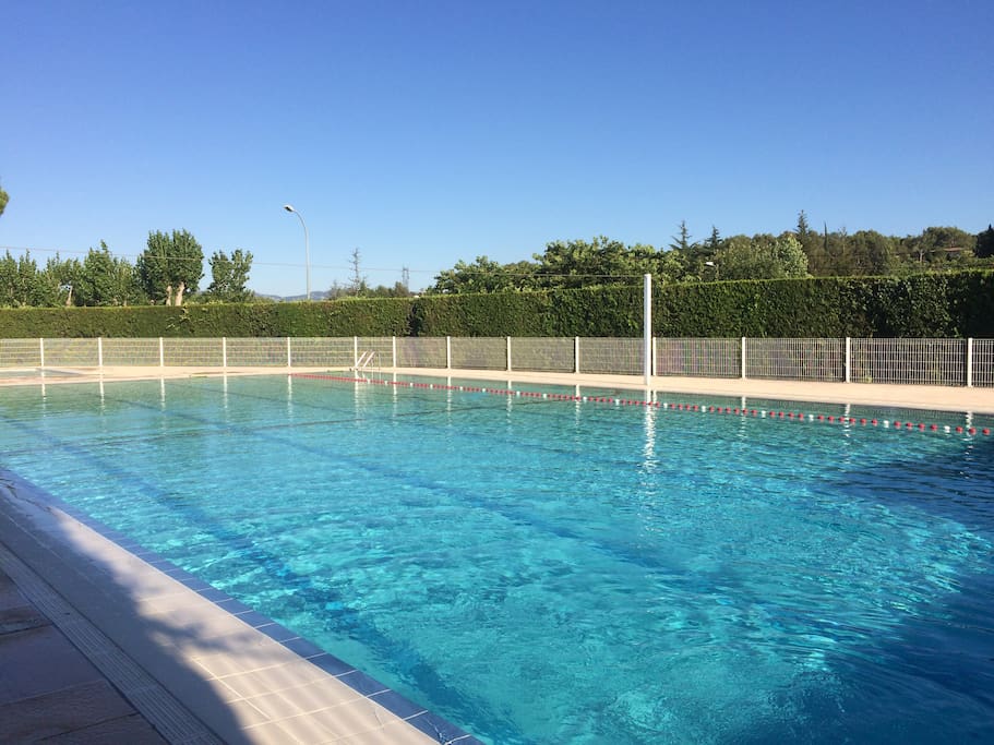 La piscine du domaine : accès inclus, 5 minutes à pieds