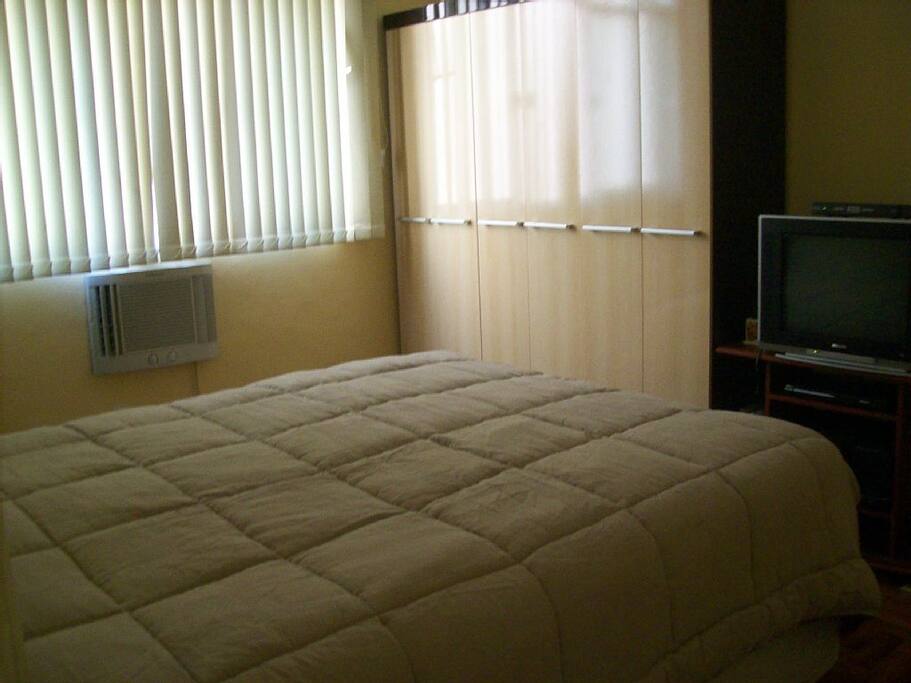 quarto casal - cama Queen/armário/TV 24' HD