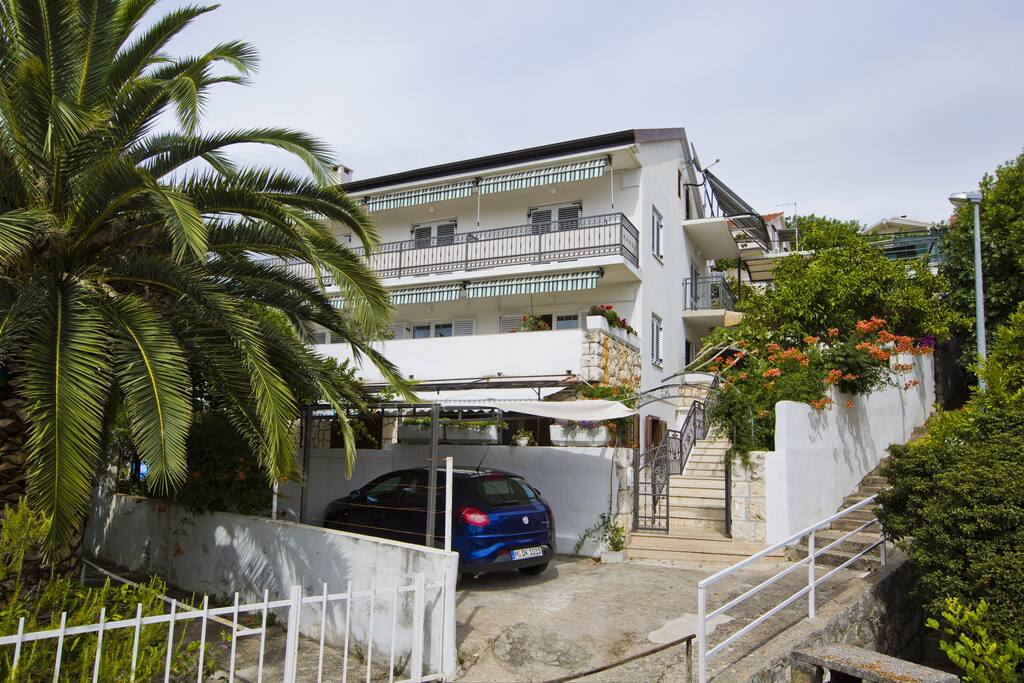 house exterior, parking in front of the house
