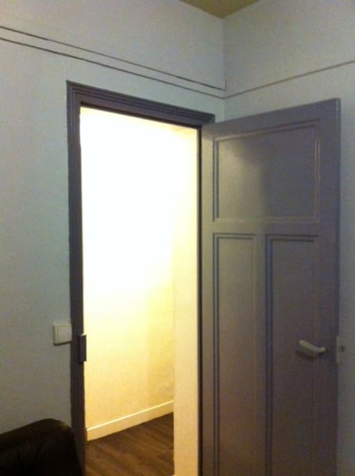 la porte du salon.