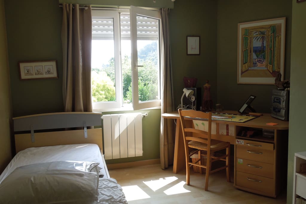 Chambre lit individuelle exposée Est vue Piscine et jardin