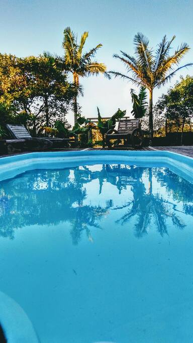 Deck com piscina e espriguiçadeiras.