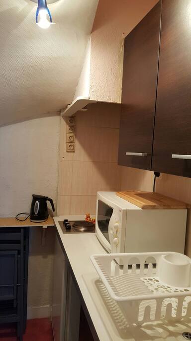 kitchenette pratique : micro ondes + bouilloire + cafetière filtre + grille pain...
