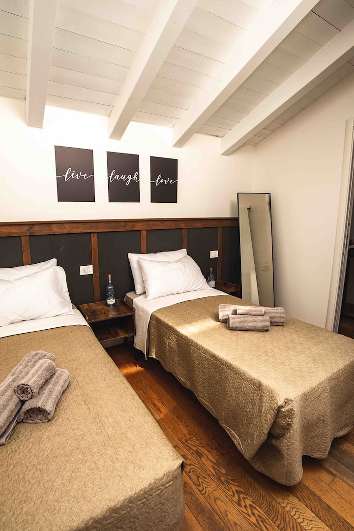 ห้องเตียงใหญ่พร้อมเตียงเดี่ยวสามารถเข้าร่วมได้ตามคำขอ