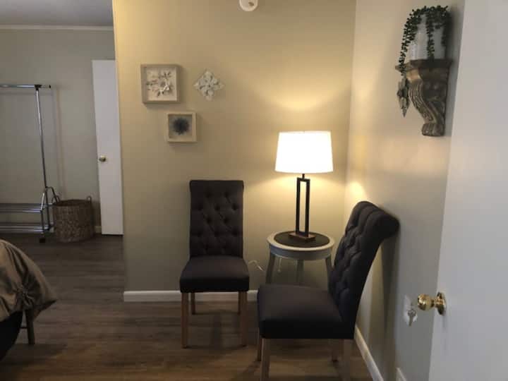 زاوية الجلوس في غرفة النوم الرئيسية