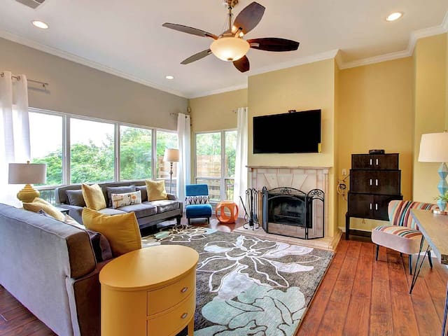 Sleeps 18 – 2 Story Duplex, 5 Min to Downtown ATX