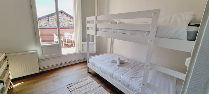 卧室配有单人双层床（ 90x190 ） ，可直接通往我们美丽的露台 