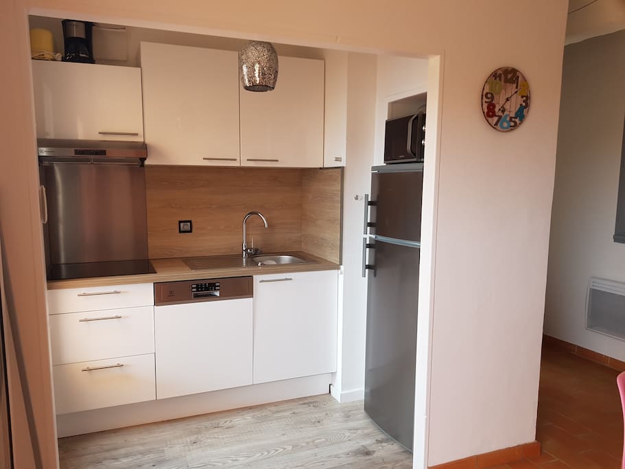 Cuisine équipée: frigo-congélateur, micro onde, lave vaisselle, plaque induction, vaisselle, et cafetière Senseo