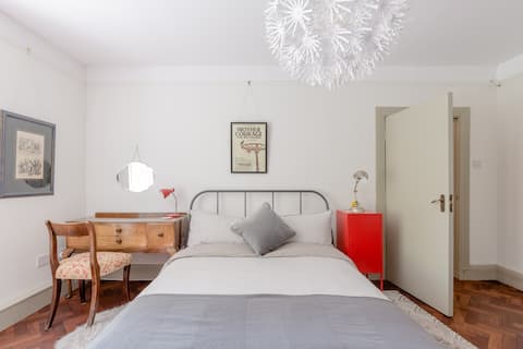 Victorian Apartment in The Crescent Close to Town and Sea