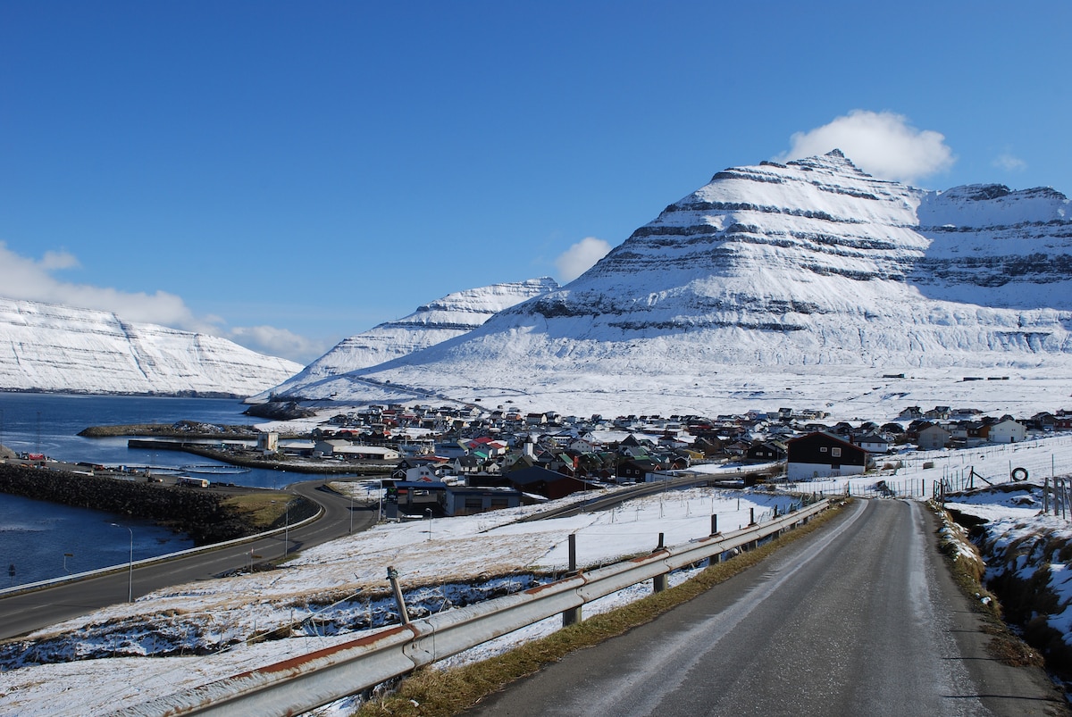 Winter in Leirvik at visitHOMES – The little corner single room in Leirvík