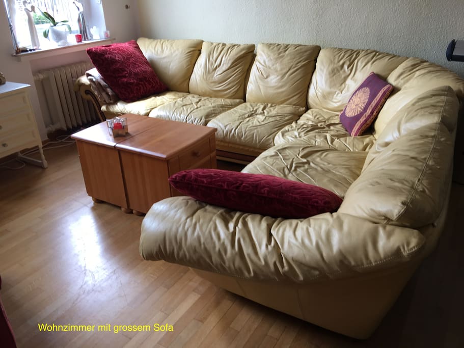 Gemütliches Sofa zum Relaxen im Wohnzimmer