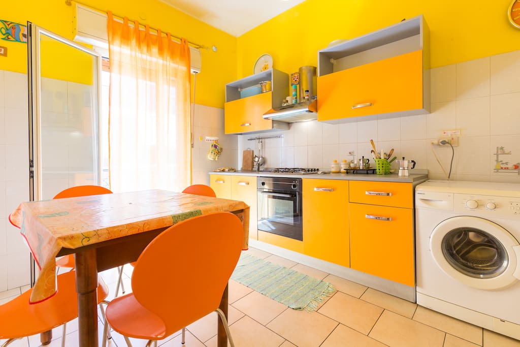 CUCINA ABITABILE, CON TAVOLO E SEDIE, TUTTO PER CUCINARE E LAVATRICE