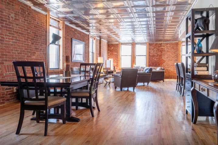 Private Suite & Entrance Loft in Little Italy/SoHo