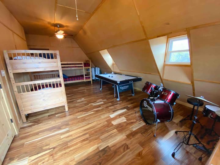 Habitación con literas en el segundo piso. También tiene 4 camas plegables que son sorprendentemente cómodas, incluso para adultos.