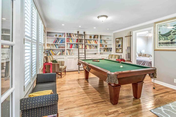 OPEN POOL & Hot Tub! 5.5 Baths, Near Downtown! gallery image 4