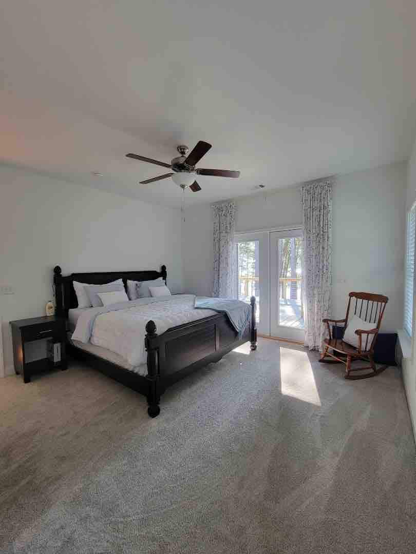 El dormitorio principal sale a la terraza. Tiene vestidor y baño principal.