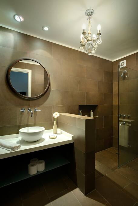 JUNIOR LOFT: bathroom (downstairs)