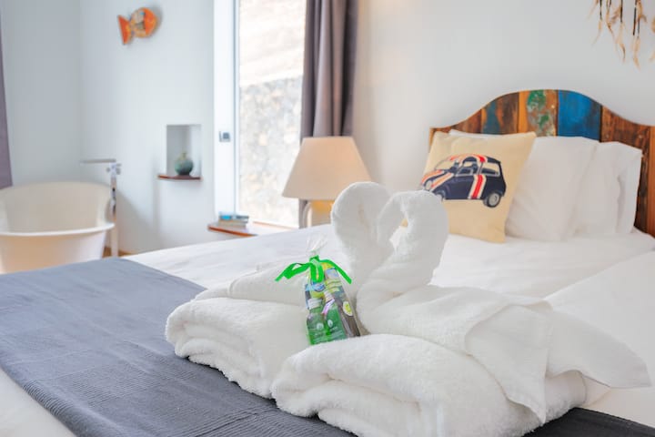 'Gerome Suite' Tweepersoonskamer met eigen badkamer en vrijstaand bad