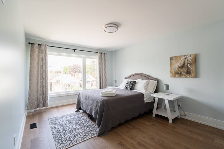 Luxurious 3bedroom house with free parking & wifi! gallery image 4