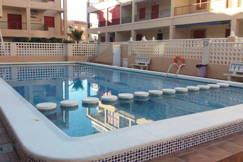 Piscina con zona diferenciada para niños. Swimming pool with separate area for children.