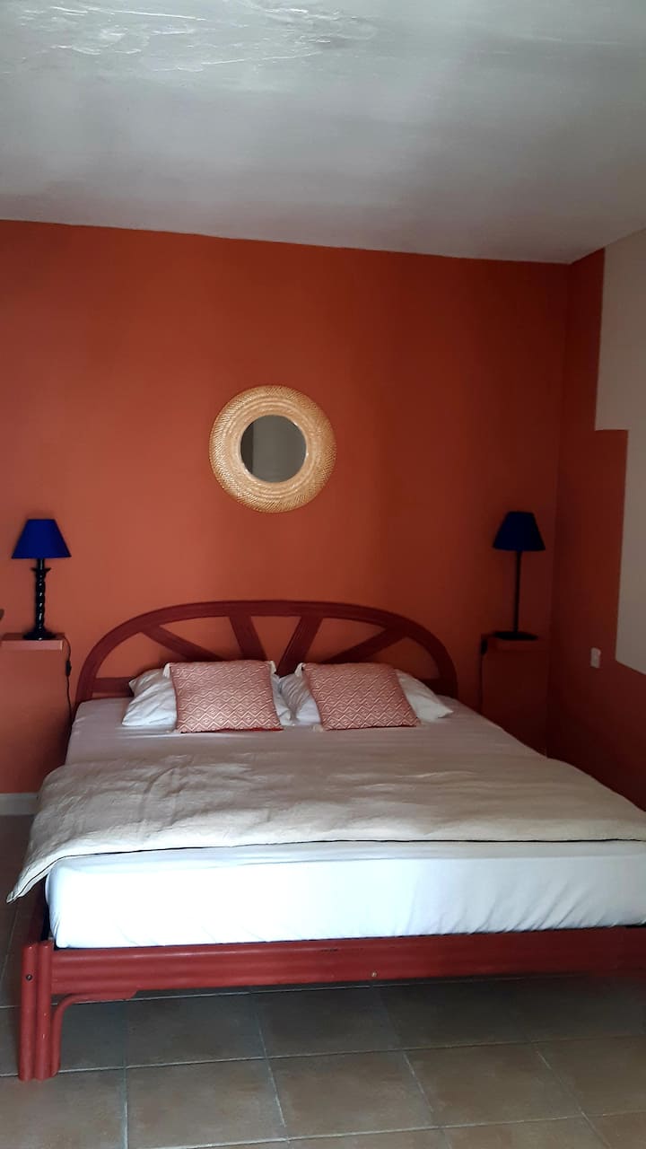 Chambre n°3 - Lit en 160, ouvre sur la véranda - Vue Mer