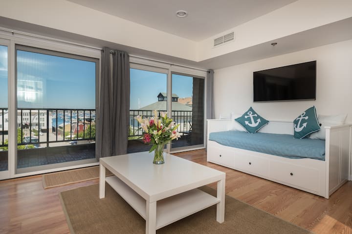 Luxury, Newport Harbor Condo with Water View gallery image 4
