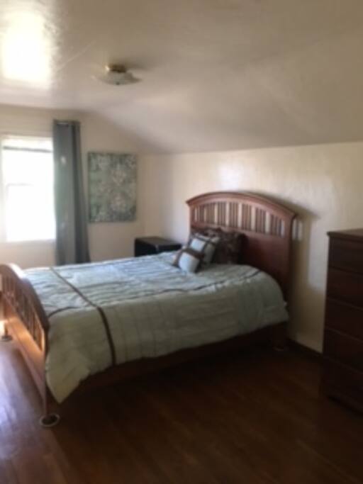 Bedroom queen bed