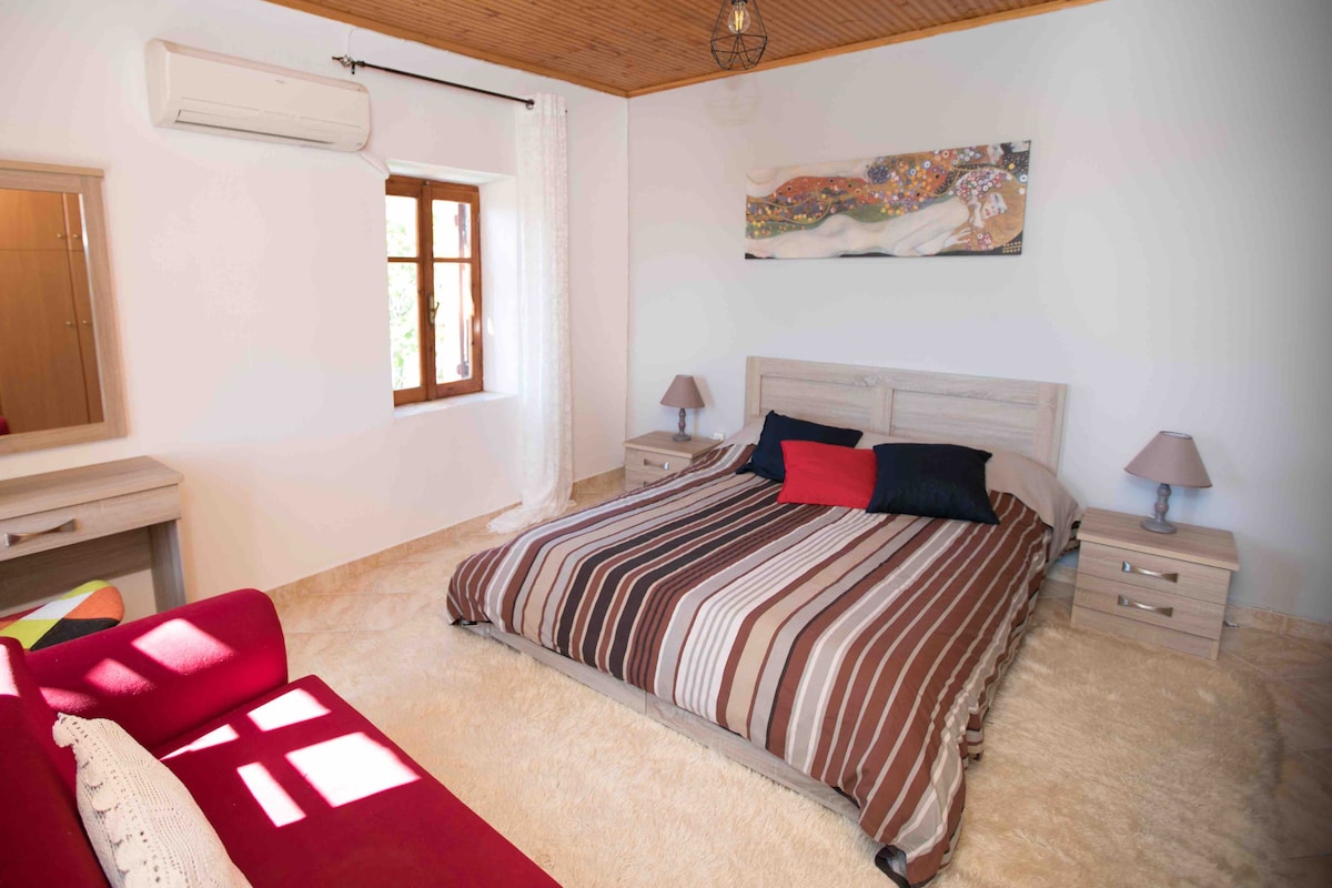 主卧室装潢品味高雅，融合了现代和传统风格。

主卧室设有充足的壁橱空间。