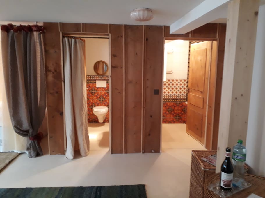 Badezimmer und Bad sind mit tunesischen Kacheln dekoriert