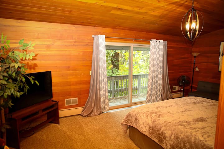 Dhomë gjumi kryesore me shumë hapësirë në katin kryesor me pamje nga liqeni! 