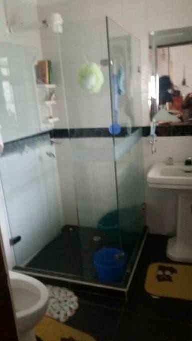 Baño con ducha electrica