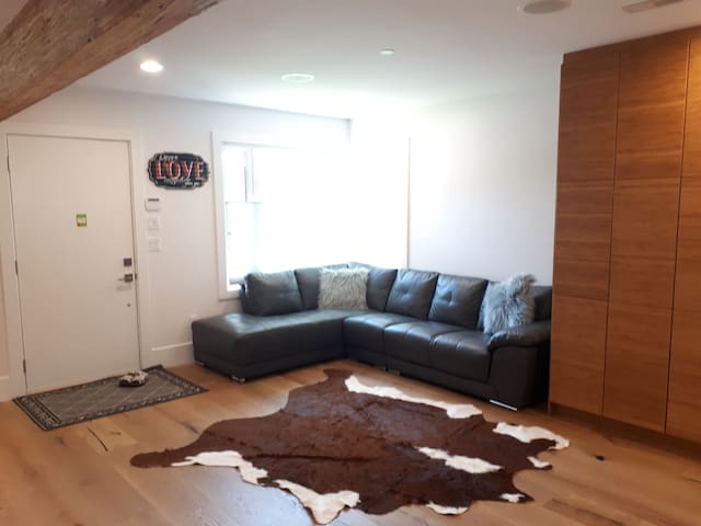 PATIO TIME-3 outdoor patios! sleeps 8 people