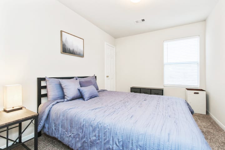 -3nd Bedroom -
* เตียงควีนไซส์
* ตู้เสื้อผ้าแบบวอล์คอิน
* ตู้เก็บของ
* โต๊ะข้างพร้อมโคมไฟ
* มู่ลี่เวเนเชียน
