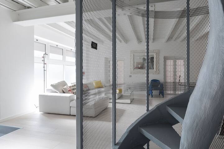 Unique 4 Storey House on Naviglio 4Bd, 4Bt gallery image 3