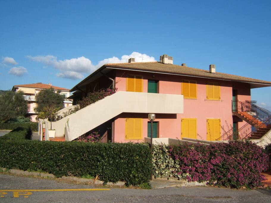 La facciata della casa. L'appartamento è al piano terra a sinistra.
The building facade, the flat is at the ground floor on the left side.