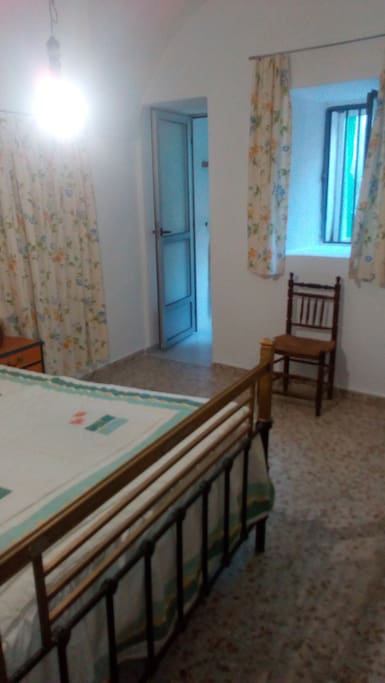 Dormito con cama de 135cm y puerta al baño